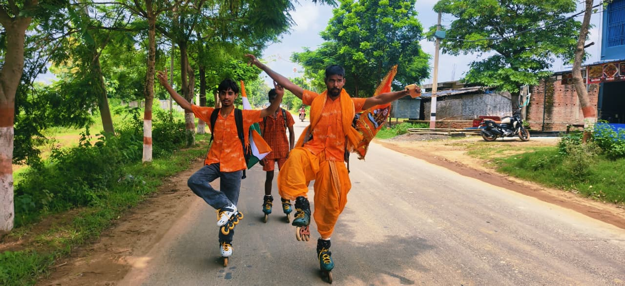 स्केटिंग करते बाबा धाम के लिए निकले जमुई के 3 युवक, यूट्यूबर बनने की मन्नत को लेकर 105 KM की यात्रा