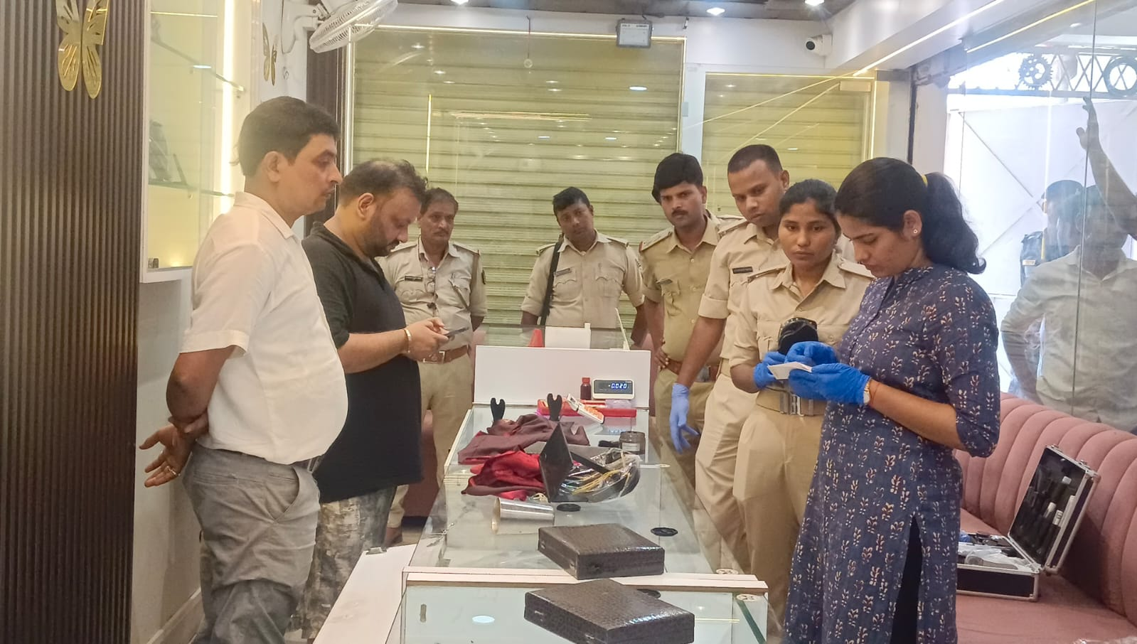 रोहतास में दिनदहाड़े ज्वेलरी शॉप में लूट, 35 लाख के आभूषण लेकर हथियारबंद अपराधी फरार