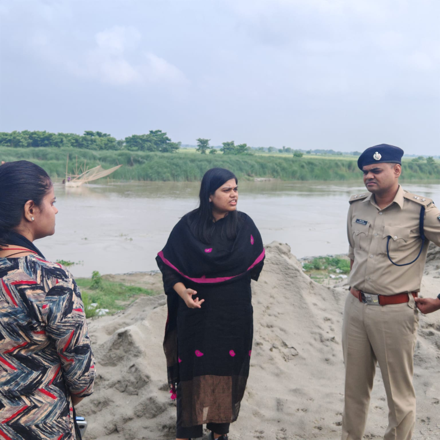 बागमती का बढ़ा जलस्तर: शिवहर में DM-SP ने तटबंध का किया निरीक्षण, अतिक्रमण हटाने के लिए 5 दिन का दिया अल्टीमेटम