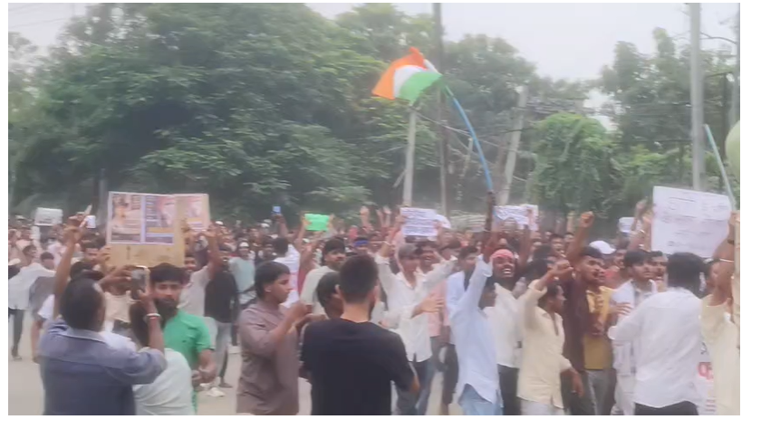  जहानाबाद में पेपर लीक के विरोध में छात्रों का उबाल, कारगिल चौक पर हजारों स्टूडेंट ने किया प्रदर्शन