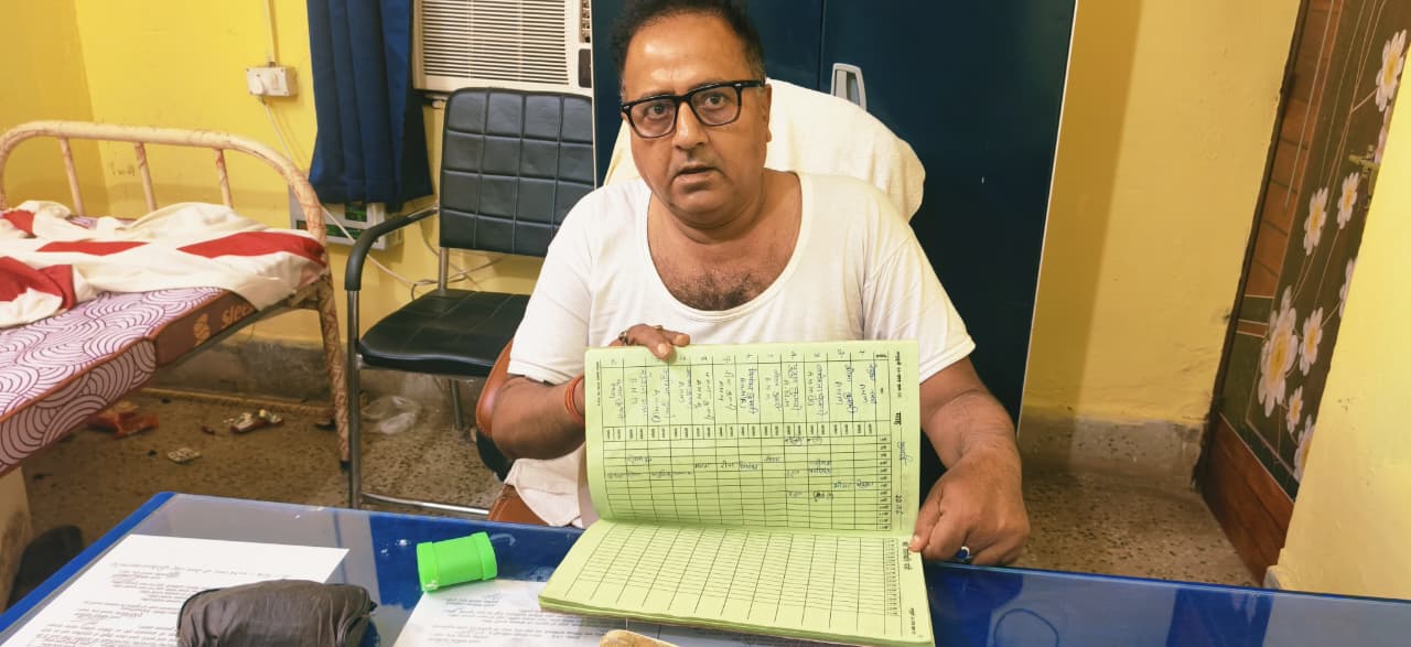 बिहार के सरकारी अस्पतालों की खुली पोल: हाजिरी बनाकर स्वास्थ्यकर्मी गायब, दर्द से तड़पती रही गर्भवती, एक बेंच पर दो मरीज