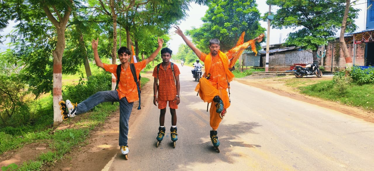 स्केटिंग करते बाबा धाम के लिए निकले जमुई के 3 युवक, यूट्यूबर बनने की मन्नत को लेकर 105 KM की यात्रा