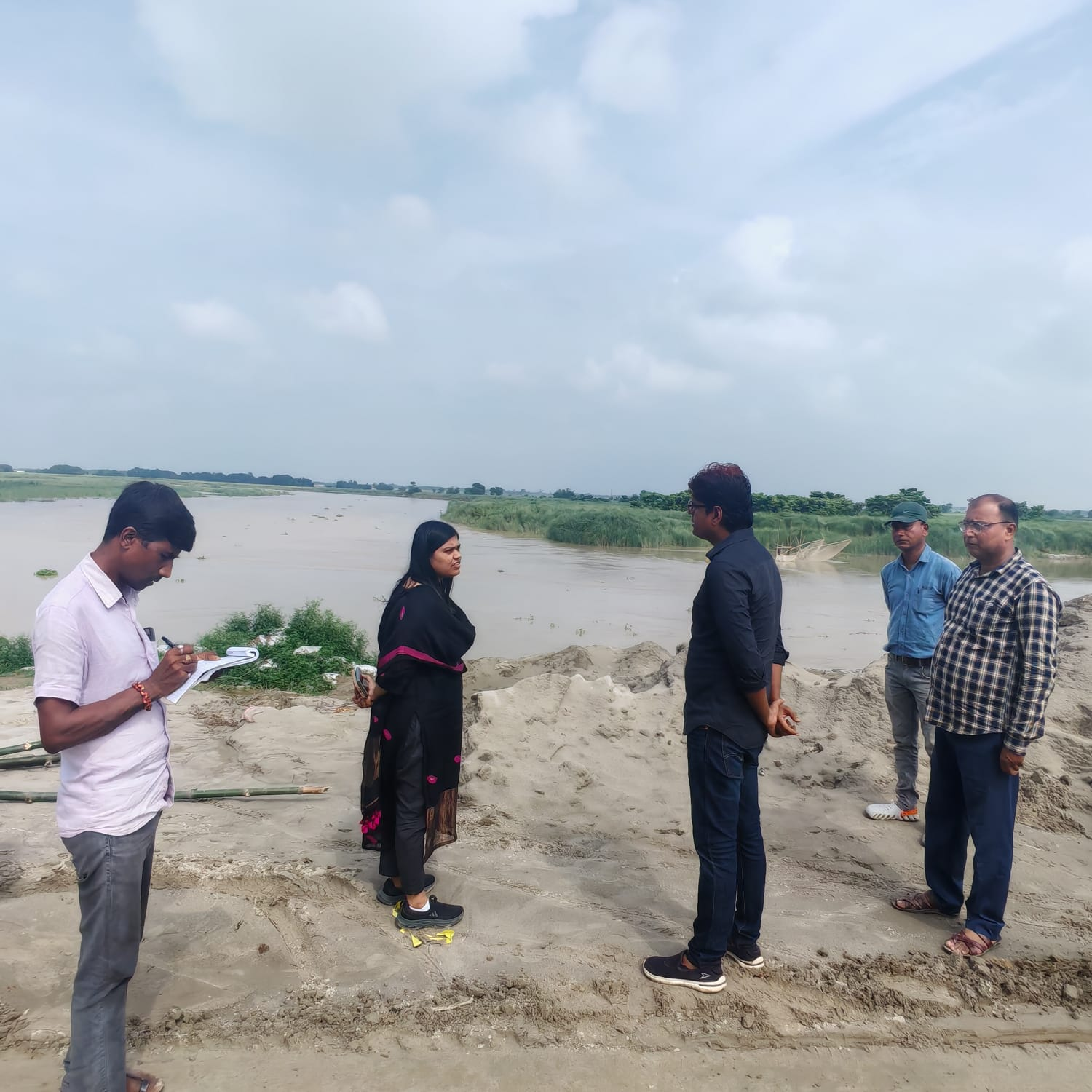 बागमती का बढ़ा जलस्तर: शिवहर में DM-SP ने तटबंध का किया निरीक्षण, अतिक्रमण हटाने के लिए 5 दिन का दिया अल्टीमेटम