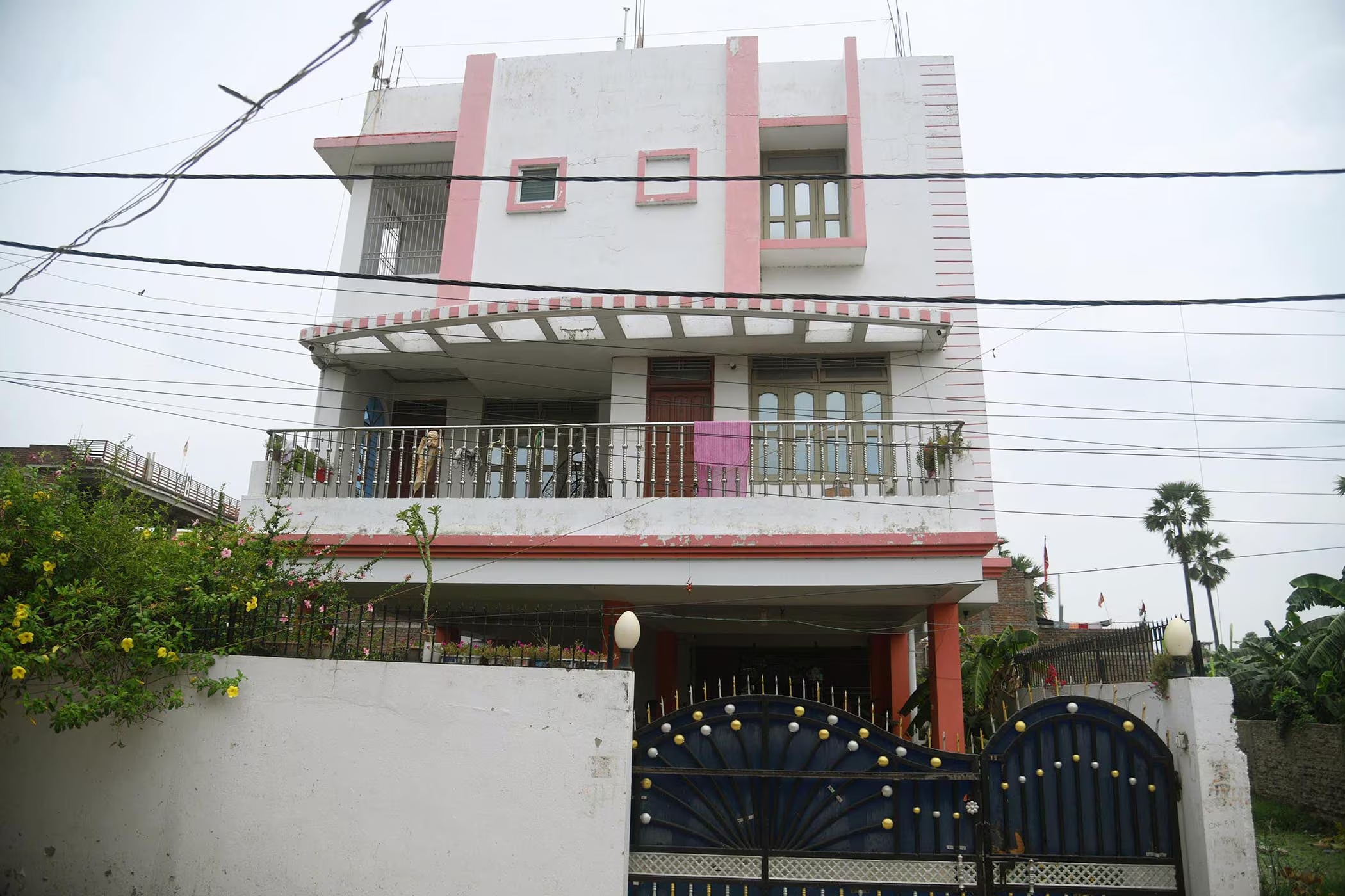 EOU Raid : "इतनी तनख्वाह में इतना ठाठ? उत्पाद इंस्पेक्टर की 'काली कमाई' का साम्राज्य देख ईओयू भी रह गई हैरान!"