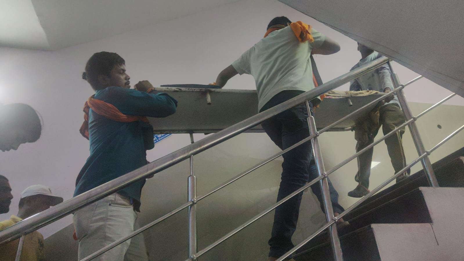 बिहार की स्वास्थ्य व्यवस्था का हाल देखिये, 3 दिन से लिफ्ट खराब, मरीजों को कंधे पर उठाकर वार्ड पहुंचाने की नौबत
