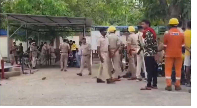 मुआवजे को लेकर बरौनी रिफाइनरी में हिंसक आंदोलन, पुलिस की लाठीचार्ज के बाद जमकर तोड़फोड़, करोड़ों की संपत्ति का नुकसान