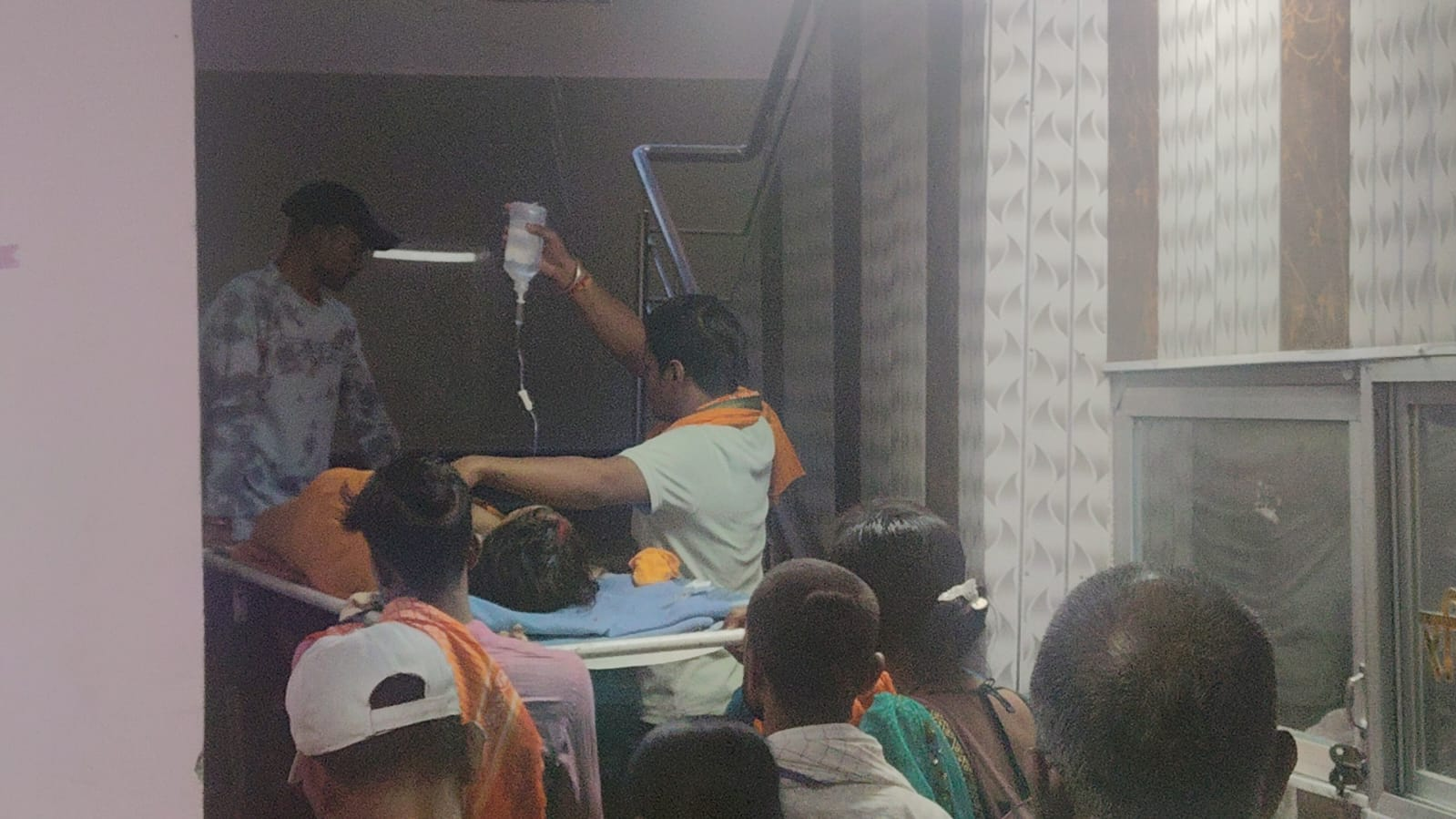 बिहार की स्वास्थ्य व्यवस्था का हाल देखिये, 3 दिन से लिफ्ट खराब, मरीजों को कंधे पर उठाकर वार्ड पहुंचाने की नौबत
