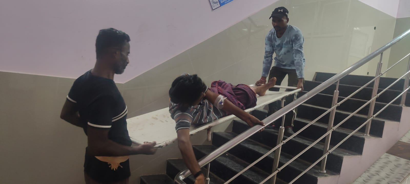 बिहार की स्वास्थ्य व्यवस्था का हाल देखिये, 3 दिन से लिफ्ट खराब, मरीजों को कंधे पर उठाकर वार्ड पहुंचाने की नौबत