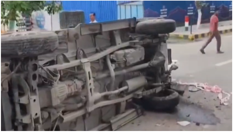मुआवजे को लेकर बरौनी रिफाइनरी में हिंसक आंदोलन, पुलिस की लाठीचार्ज के बाद जमकर तोड़फोड़, करोड़ों की संपत्ति का नुकसान