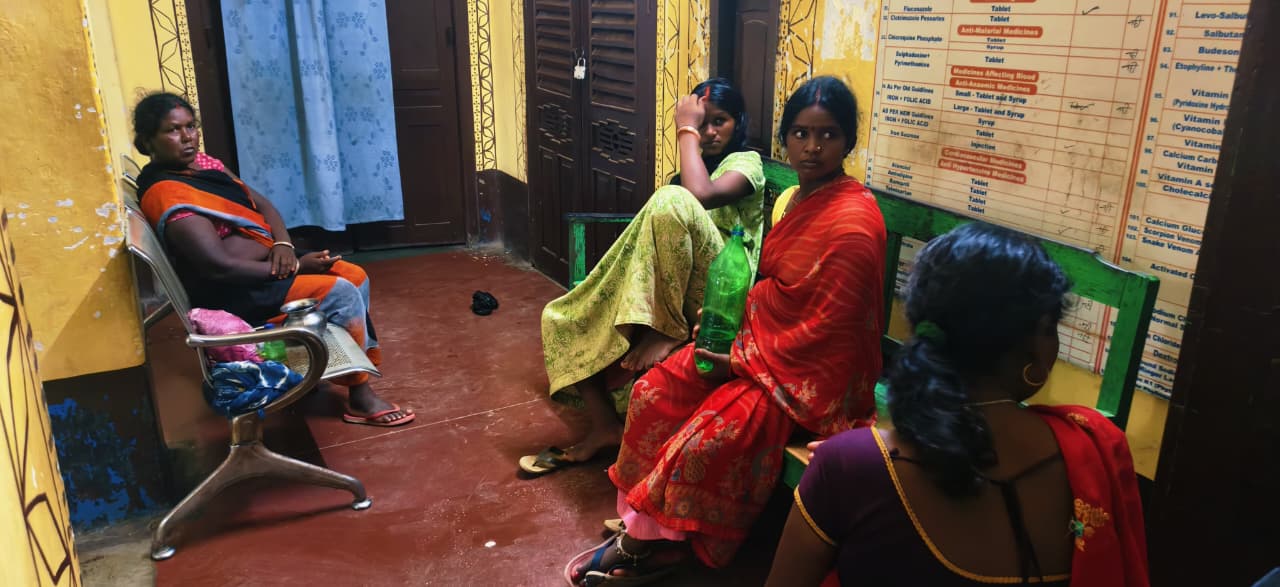 बिहार के सरकारी अस्पतालों की खुली पोल: हाजिरी बनाकर स्वास्थ्यकर्मी गायब, दर्द से तड़पती रही गर्भवती, एक बेंच पर दो मरीज