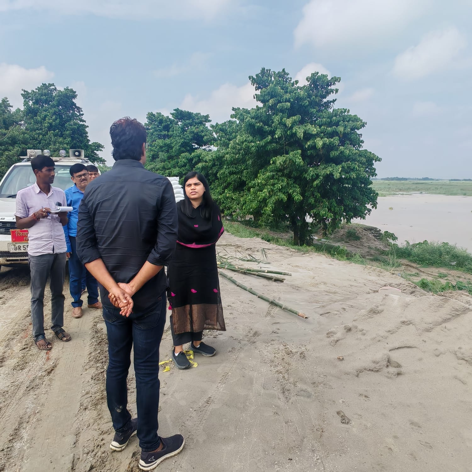 बागमती का बढ़ा जलस्तर: शिवहर में DM-SP ने तटबंध का किया निरीक्षण, अतिक्रमण हटाने के लिए 5 दिन का दिया अल्टीमेटम