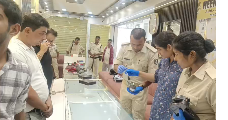 रोहतास में दिनदहाड़े ज्वेलरी शॉप में लूट, 35 लाख के आभूषण लेकर हथियारबंद अपराधी फरार