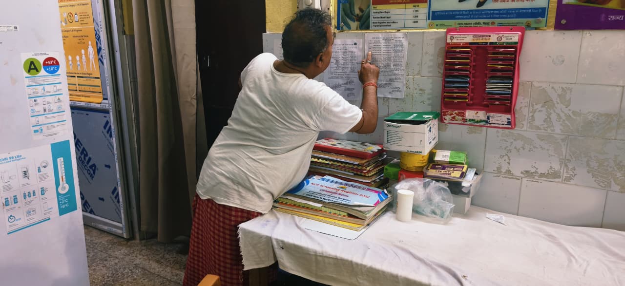 बिहार के सरकारी अस्पतालों की खुली पोल: हाजिरी बनाकर स्वास्थ्यकर्मी गायब, दर्द से तड़पती रही गर्भवती, एक बेंच पर दो मरीज