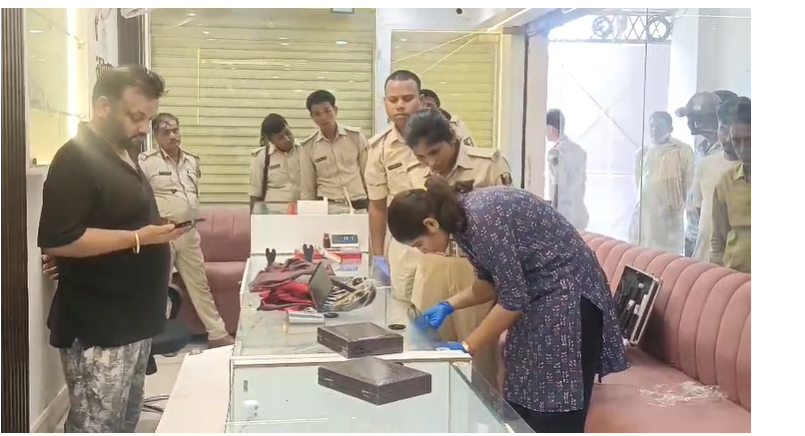 रोहतास में दिनदहाड़े ज्वेलरी शॉप में लूट, 35 लाख के आभूषण लेकर हथियारबंद अपराधी फरार