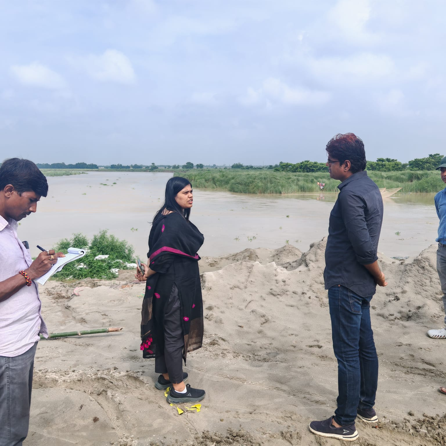बागमती का बढ़ा जलस्तर: शिवहर में DM-SP ने तटबंध का किया निरीक्षण, अतिक्रमण हटाने के लिए 5 दिन का दिया अल्टीमेटम