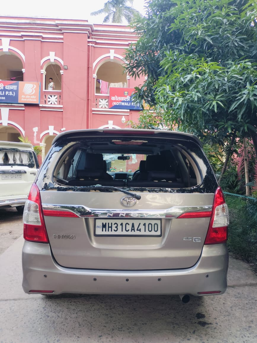 पटना में छात्रों के प्रदर्शन के दौरान इनोवा पर पथराव, 10-15 की संख्या में आए युवकों ने की तोड़फोड़, गाड़ी के मालिक पर भी जानलेवा हमला 