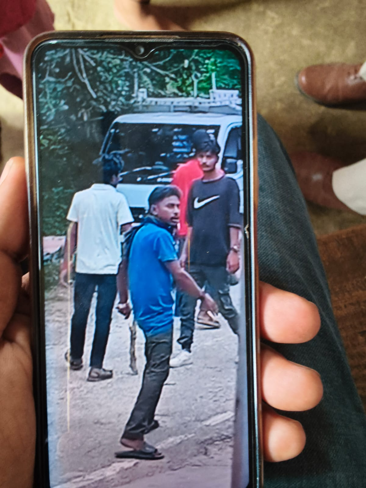 मधुबनी में किराना कारोबारी के घर ताबड़तोड़ फायरिंग, रंगदारी नहीं देने पर दो दर्जन बदमाशों ने बरसाए ईंट-पत्थर