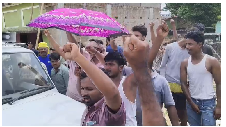 कोर्ट के आदेश पर दखल-दिहानी के दौरान हंगामा, सीओ की गाड़ी का घेराव, मंत्री से पैसा खाने का आरोप