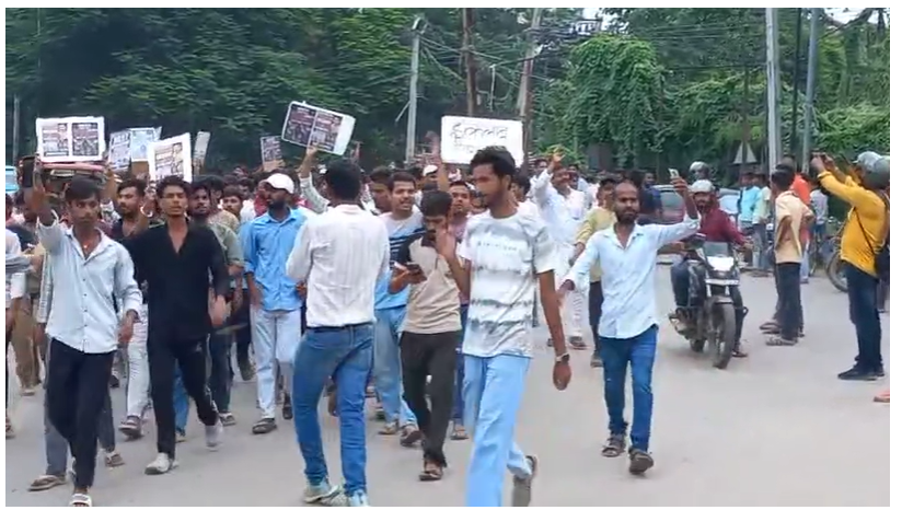  जहानाबाद में पेपर लीक के विरोध में छात्रों का उबाल, कारगिल चौक पर हजारों स्टूडेंट ने किया प्रदर्शन