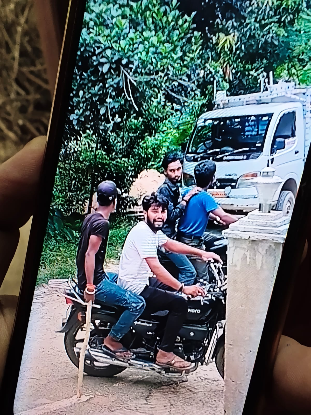 मधुबनी में किराना कारोबारी के घर ताबड़तोड़ फायरिंग, रंगदारी नहीं देने पर दो दर्जन बदमाशों ने बरसाए ईंट-पत्थर