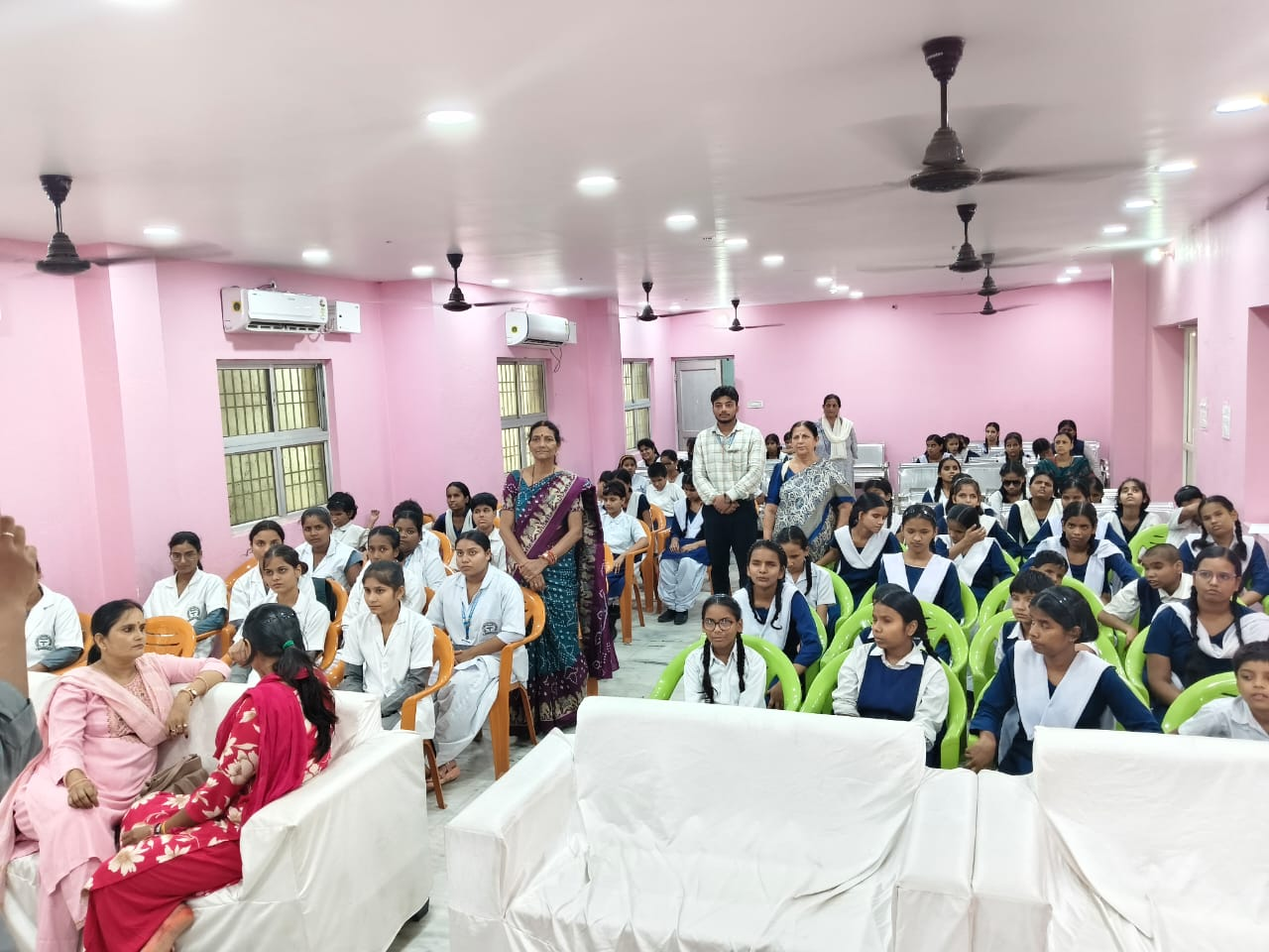 दृष्टिबाधित बच्चों की शिक्षा से रूबरू हुए नर्सिंग स्टूडेंट, अंतर्ज्योति बालिका विद्यालय का किया शैक्षणिक भ्रमण