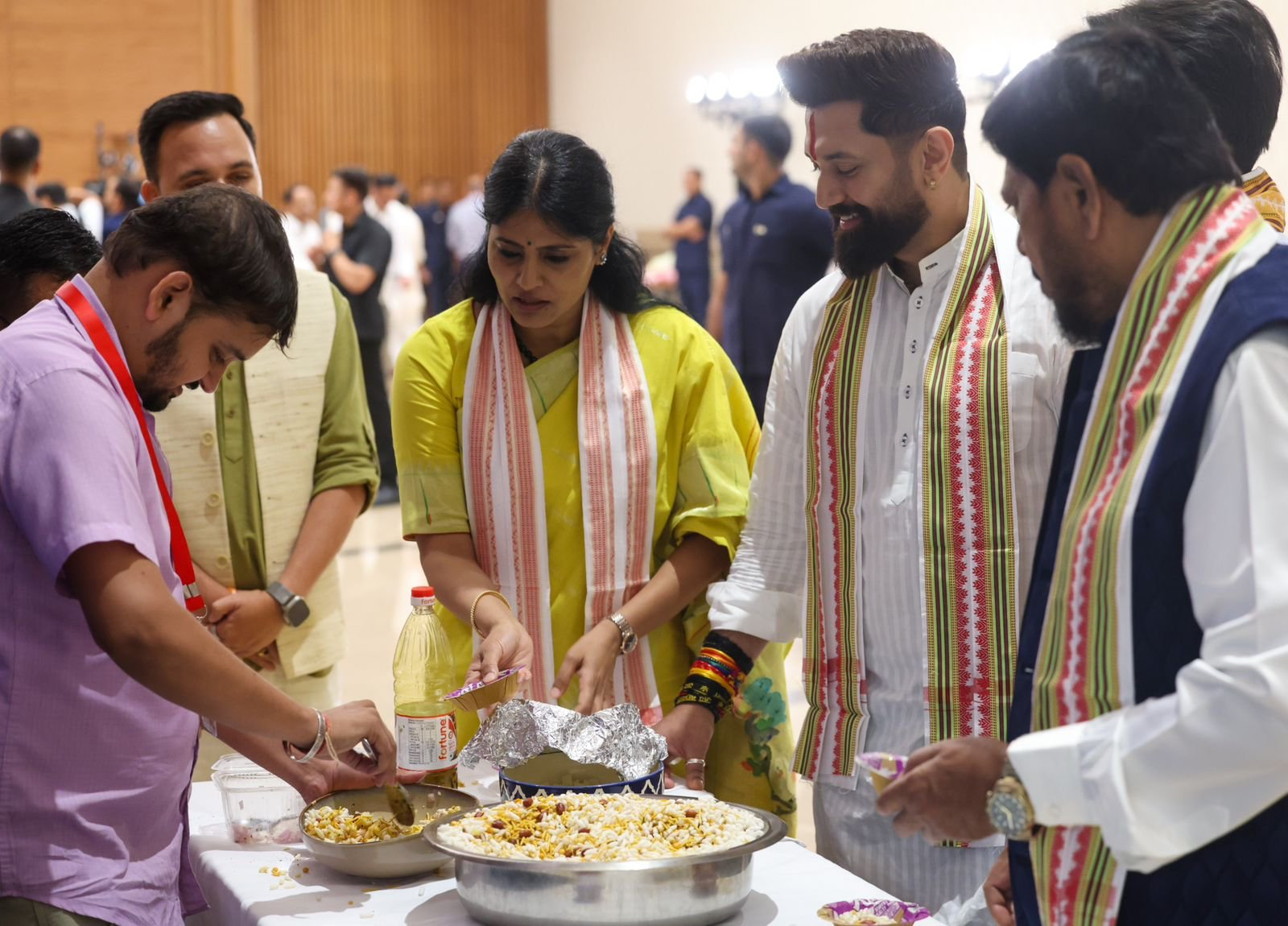 पीएम मोदी ने NDA नेताओं संग लिया झालमुड़ी का स्वाद, चिराग और कुशवाहा भी रहे मौजूद