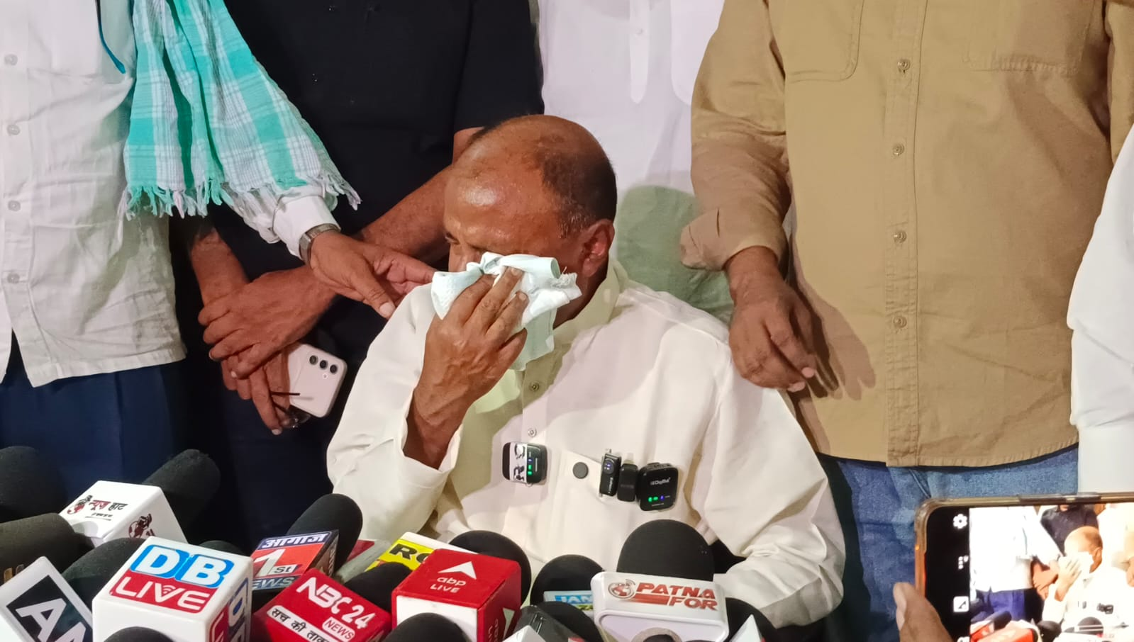 MLC टिकट विवाद के बाद बढ़ी नजदीकियां, शिवचंद्र राम से अस्पताल में मिलने पहुंचे सुनील सिंह