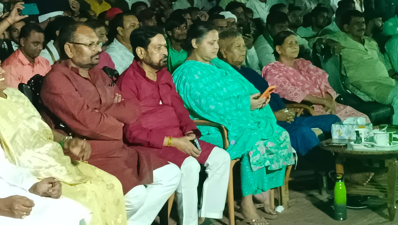 लालू के जन्मदिन समारोह में भोजपुरी गायक छोटू छलिया पर मेहरबान हुईं राबड़ी देवी, डायमंड का कंगन किया भेंट