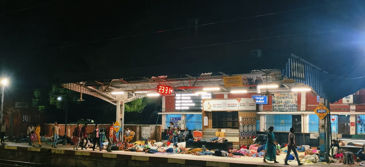 'राजेंद्र नगर' बना 'राजद नगर'..जमुई रेलवे स्टेशन के एलईडी बोर्ड की गलती पर मचा बवाल, यात्री बोले..अब भाजपा एक्सप्रेस भी चला दीजिए'