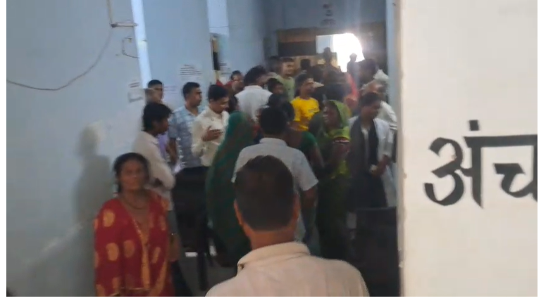 जमीन विवाद में अंचल कार्यालय बना रणक्षेत्र, सुनवाई के दौरान आपस में भिड़ीं महिलाएं