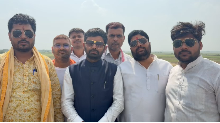 बक्सर के गंगौली गांव पहुंचे युवा चेतना सुप्रीमो रोहित कुमार सिंह, सैकड़ों लोगों के बीच बांटे कूलर