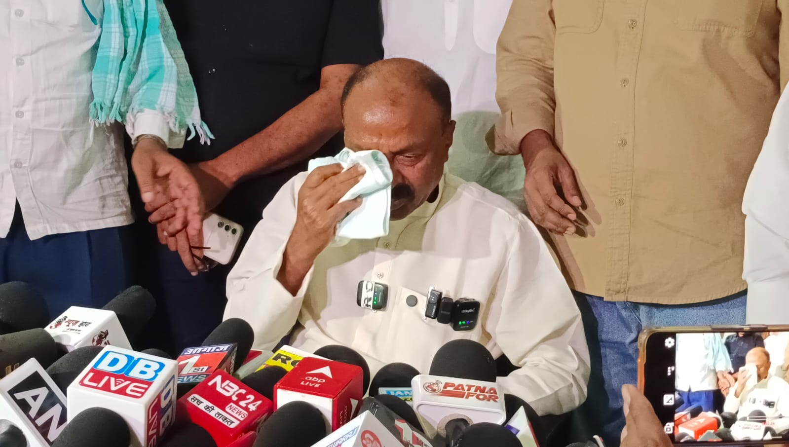 MLC टिकट विवाद के बाद बढ़ी नजदीकियां, शिवचंद्र राम से अस्पताल में मिलने पहुंचे सुनील सिंह
