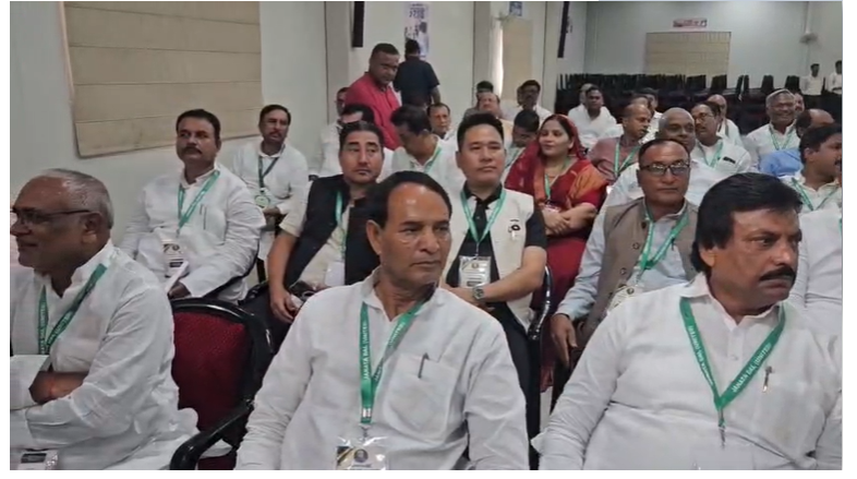 जेडीयू कार्यालय पहुंचे नीतीश कुमार पर कार्यकर्ताओं ने की फूलों की बारिश, फादर्स डे पर पिता के पैर छूकर निशांत ने लिया आशीर्वाद