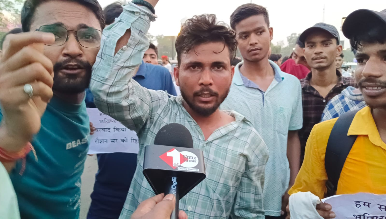 रौशन आनंद की रिहाई को लेकर पटना में छात्रों का उग्र प्रदर्शन, खान सर की गिरफ्तारी की मांग
