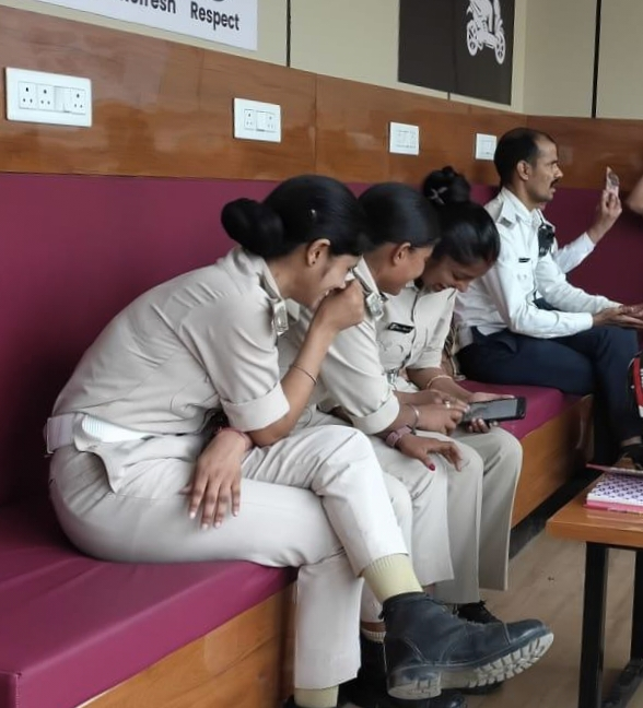 पटना में डिलीवरी बॉय का AC लाउंज पुलिसकर्मियों का बना अड्डा? वायरल तस्वीरों के बाद उठे सवाल