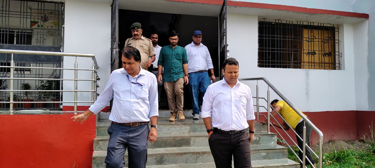 गोपालगंज डीएम ने दो नये डिग्री कॉलेजों का किया औचक निरीक्षण, व्यवस्था को सुधारने का दिया निर्देश