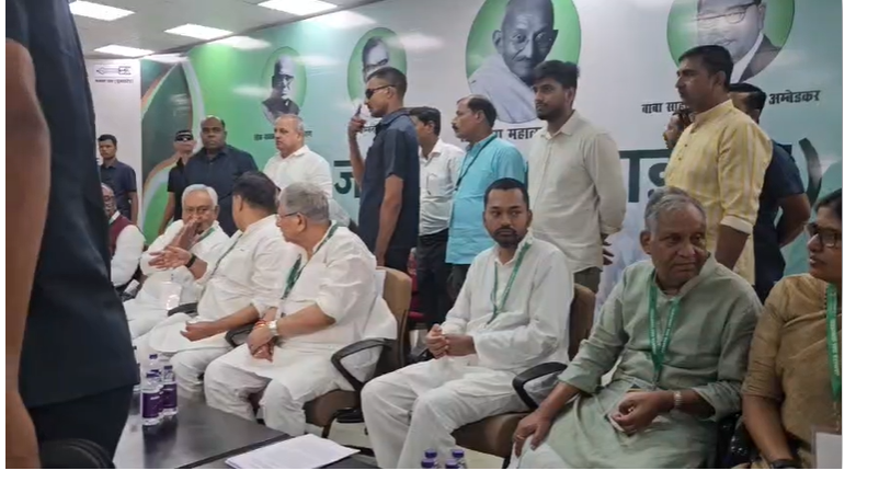 जेडीयू कार्यालय पहुंचे नीतीश कुमार पर कार्यकर्ताओं ने की फूलों की बारिश, फादर्स डे पर पिता के पैर छूकर निशांत ने लिया आशीर्वाद