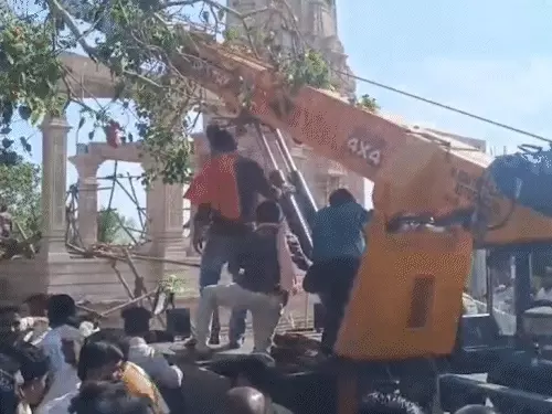 महाराष्ट्र के हनुमान मंदिर में बड़ा हादसा: छत गिरने से 6 की मौत, 30-40 लोगों के दबे होने की आशंका
