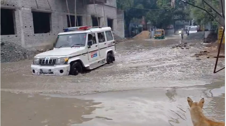एक घंटे की बारिश में डूबा सासाराम सदर अस्पताल, ट्रॉमा सेंटर से ब्लड बैंक तक जलजमाव