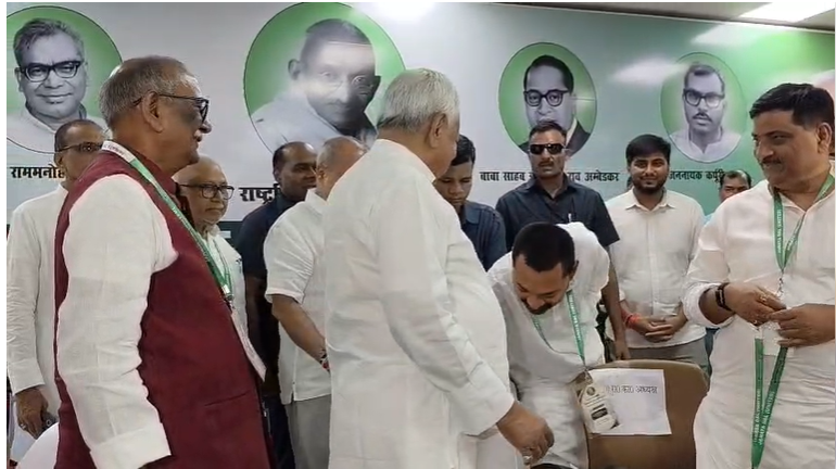 जेडीयू कार्यालय पहुंचे नीतीश कुमार पर कार्यकर्ताओं ने की फूलों की बारिश, फादर्स डे पर पिता के पैर छूकर निशांत ने लिया आशीर्वाद