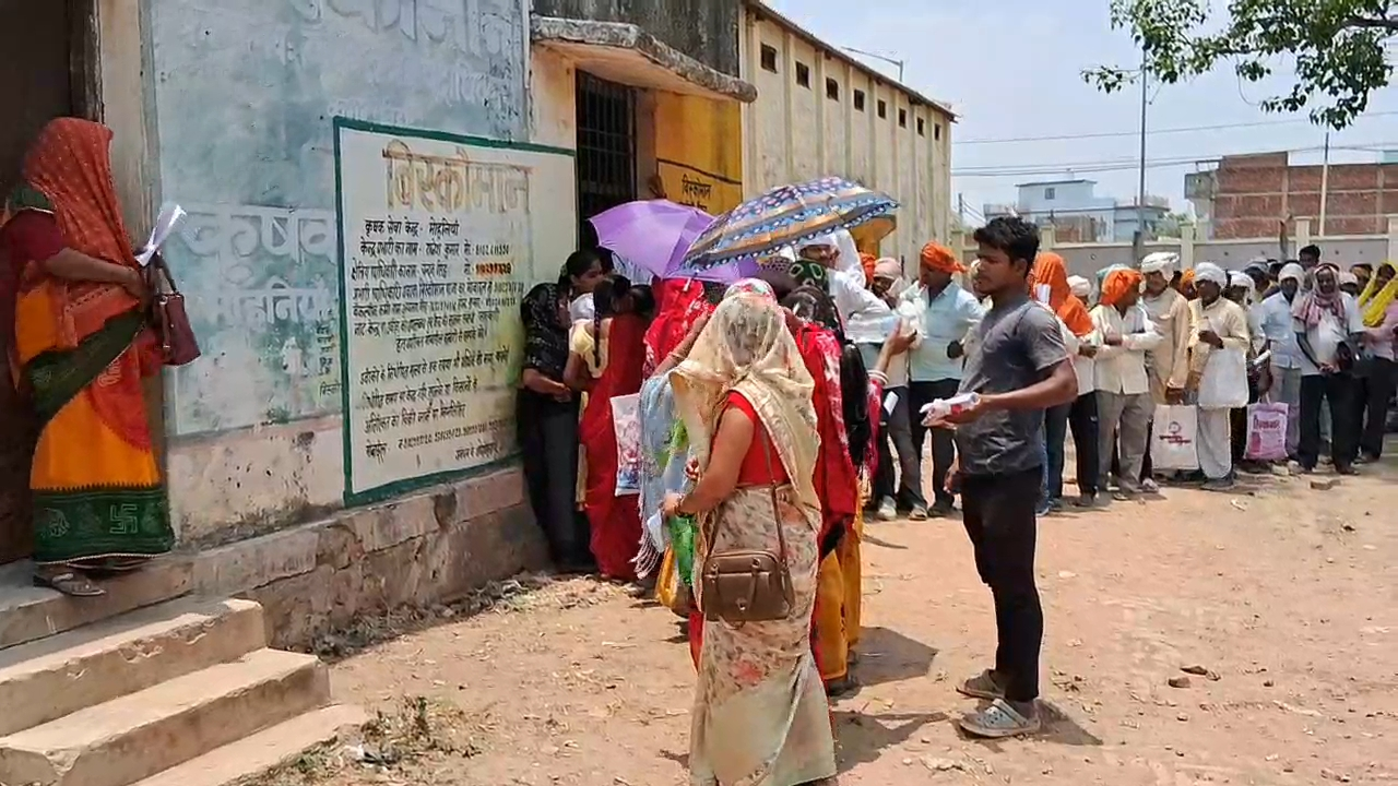मोहनिया में खाद संकट से किसान परेशान, बिस्कोमान की अव्यवस्था पर SDM का एक्शन