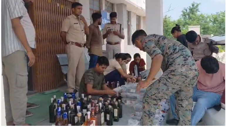 कारों में बना रखा था गुप्त तहखाना, गोपालगंज में 600 लीटर से अधिक विदेशी शराब बरामद, तीन तस्कर गिरफ्तार