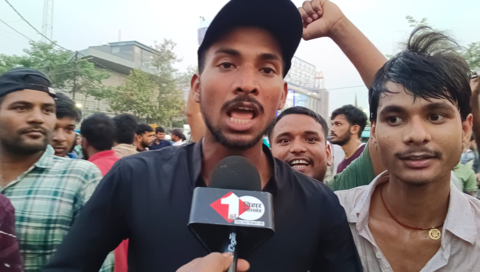 रौशन आनंद की रिहाई को लेकर पटना में छात्रों का उग्र प्रदर्शन, खान सर की गिरफ्तारी की मांग