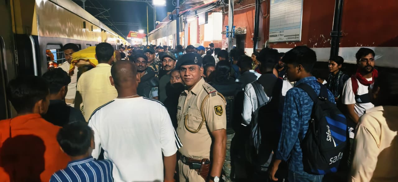 पटना की घटना के बाद जमुई प्रशासन अलर्ट, रेलवे स्टेशन पर उमड़ी परीक्षार्थियों की भीड़ को पुलिस ने संभाला