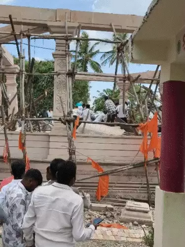 महाराष्ट्र के हनुमान मंदिर में बड़ा हादसा: छत गिरने से 6 की मौत, 30-40 लोगों के दबे होने की आशंका