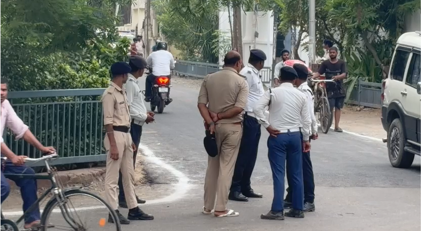 CM सम्राट चौधरी के कार्यक्रम में हवाई चप्पल पहनकर ड्यूटी करता दिखा पुलिसकर्मी, VIDEO वायरल