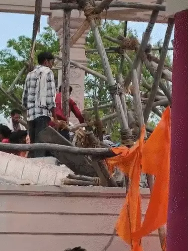 महाराष्ट्र के हनुमान मंदिर में बड़ा हादसा: छत गिरने से 6 की मौत, 30-40 लोगों के दबे होने की आशंका