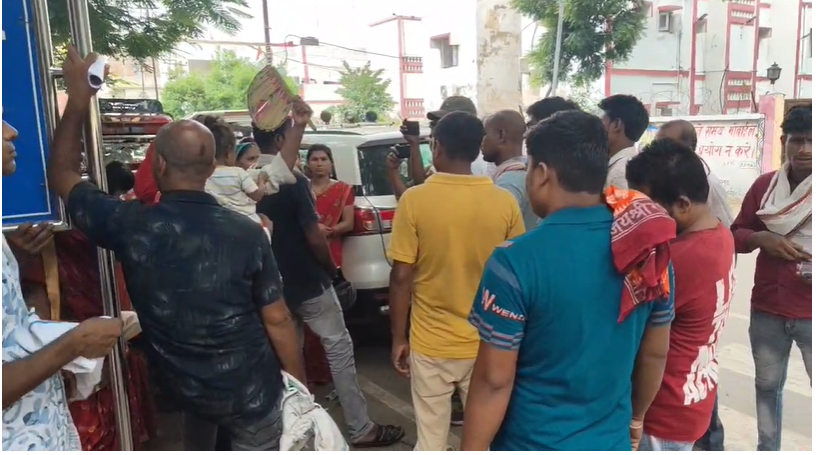 'बेटी को खो दिया, अब नातिन को बचा लीजिए', SP कार्यालय पहुंचा पीड़ित परिवार, न्याय की लगाई गुहार