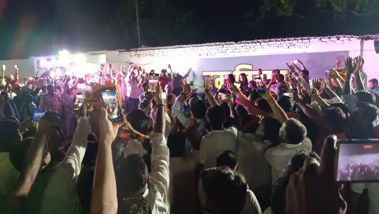 लालू के जन्मदिन समारोह में भोजपुरी गायक छोटू छलिया पर मेहरबान हुईं राबड़ी देवी, डायमंड का कंगन किया भेंट