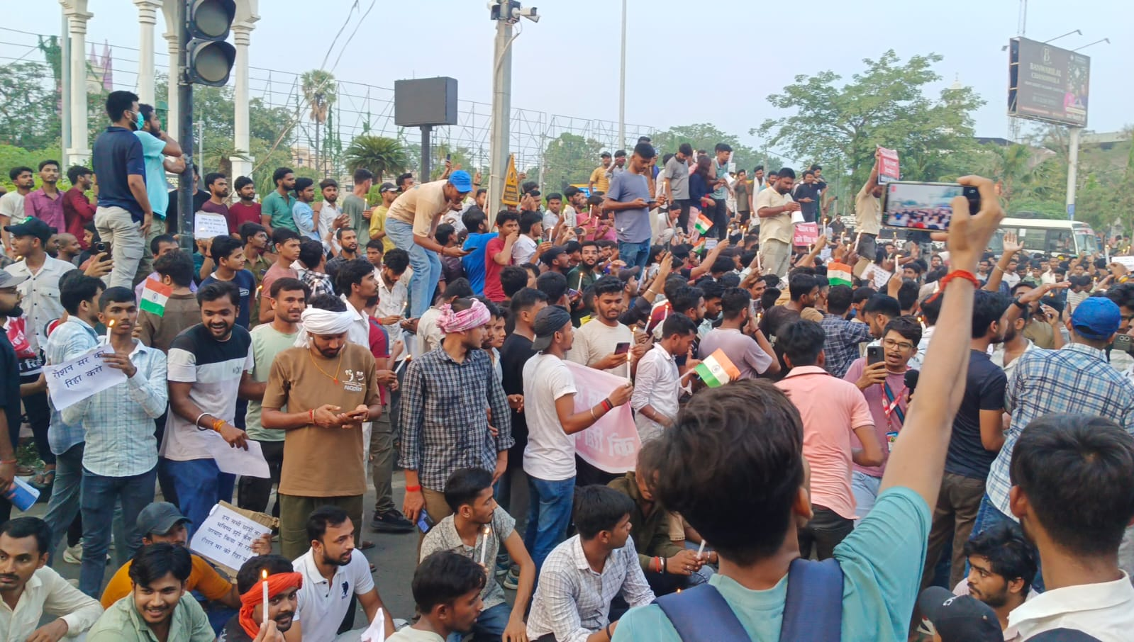 रौशन आनंद की रिहाई को लेकर पटना में छात्रों का उग्र प्रदर्शन, खान सर की गिरफ्तारी की मांग